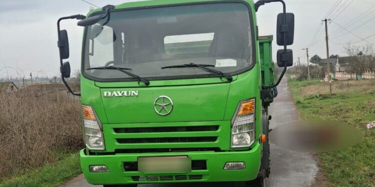 На Миколаївщині у Чорноморці під вантажівкою загинув водій мопеду (ФОТО)