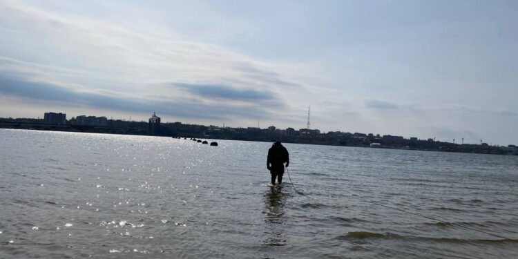 У Миколаєві почали готуватись до купального сезону – обстежують акваторію пляжу мкрн.Варварівка (ФОТО)