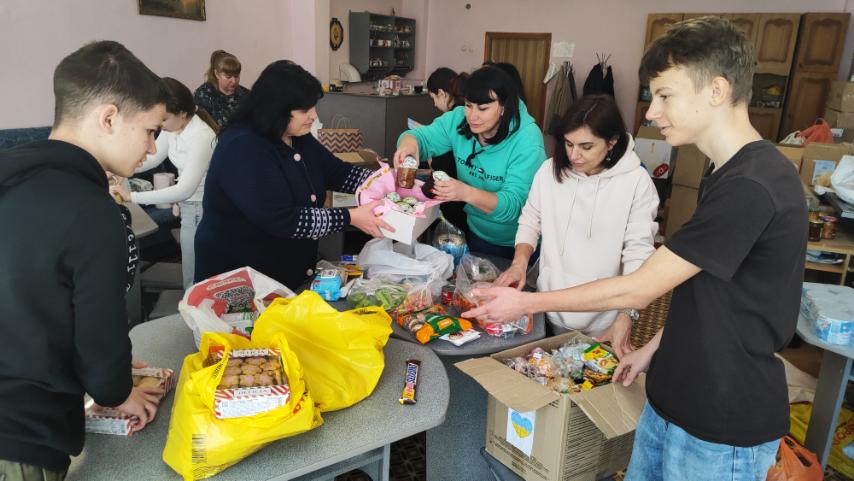 Захисники на Херсонському та Донецькому напрямках отримають до Великодня подарунки від учнів Миколаївської гімназії (ФОТО) 7 Захисники на Херсонському та Донецькому напрямках отримають до Великодня подарунки від учнів Миколаївської гімназії (ФОТО) 6