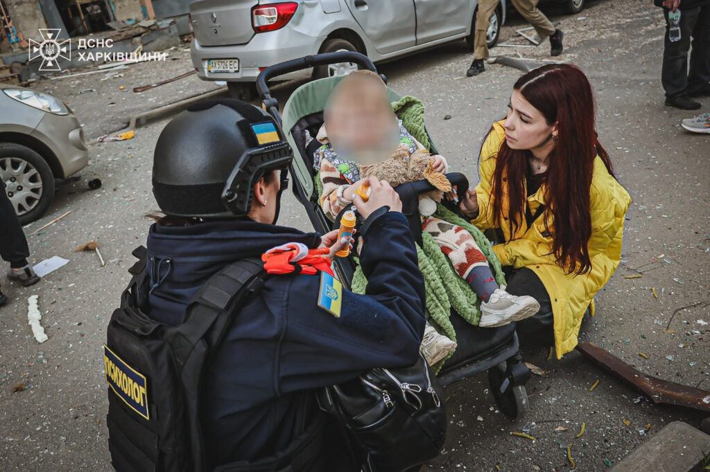 Рятувальники ліквідовують наслідки ранкового удару по Харкову. Одна людина загинула, 57 постраждало, зокрема 5 дітей (ФОТО, ВІДЕО) 5