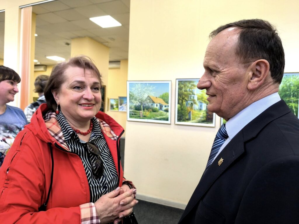 Нова виставка. Миколаївцям представили кольоровий світ Віктора Хізниченка (ФОТО) 7 Нова виставка. Миколаївцям представили кольоровий світ Віктора Хізниченка (ФОТО) 6