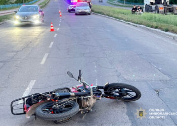 На Миколаївщині мотоцикліст збив 16-річну дівчину – поліція шукає свідків ДТП (ФОТО)