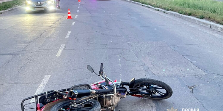 На Миколаївщині мотоцикліст збив 16-річну дівчину – поліція шукає свідків ДТП (ФОТО)