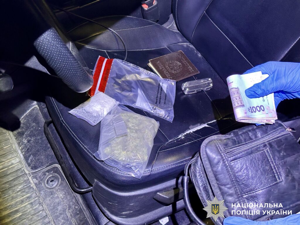 На Миколаївщині викрили угруповання наркоділків на розповсюдженні психотропів та канабісу (ФОТО, ВІДЕО) 5 На Миколаївщині викрили угруповання наркоділків на розповсюдженні психотропів та канабісу (ФОТО, ВІДЕО) 4