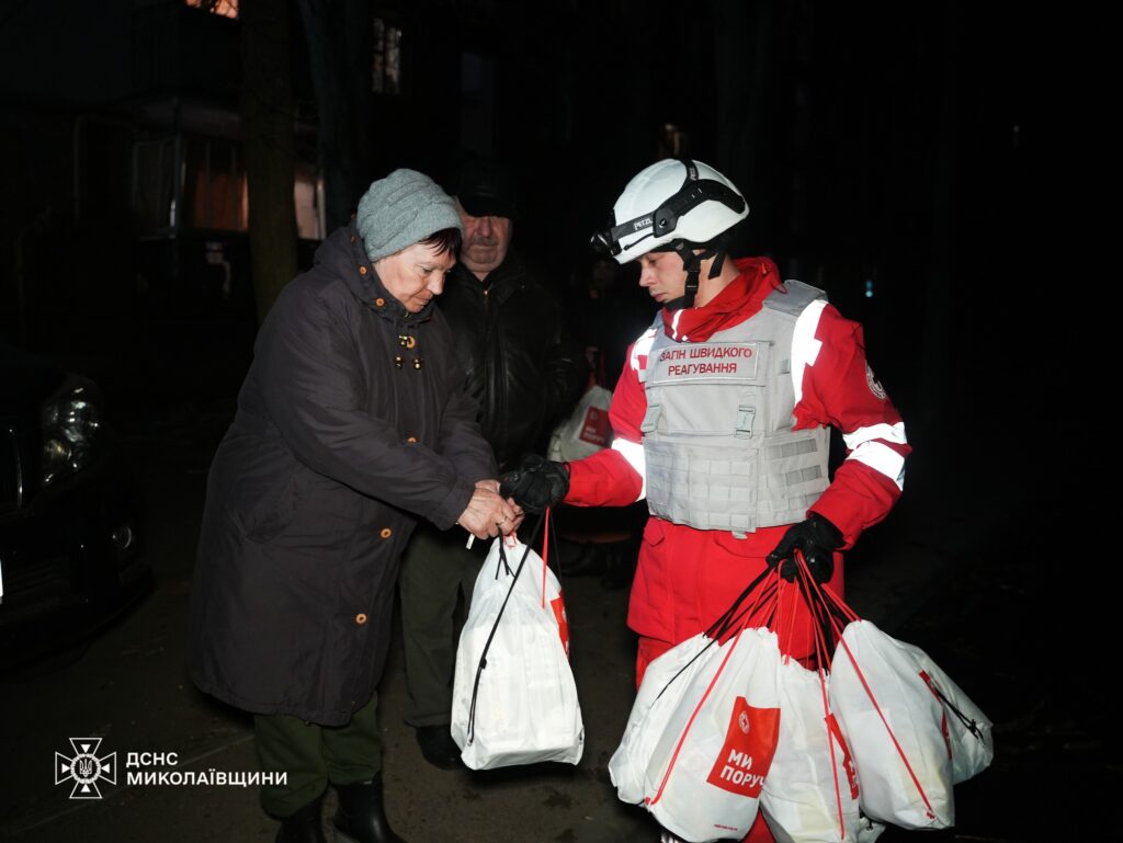 Рятувальники показали, як ліквідовували наслідки дронової атаки на Миколаїв (ФОТО, ВІДЕО) 7 Рятувальники показали, як ліквідовували наслідки дронової атаки на Миколаїв (ФОТО, ВІДЕО) 6