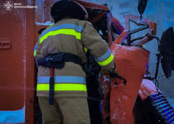 Ранкова ДТП у засніженому Миколаєві — рятувальники деблокували постраждалого водія сміттєвоза (ФОТО)