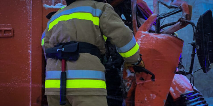 Ранкова ДТП у засніженому Миколаєві — рятувальники деблокували постраждалого водія сміттєвоза (ФОТО)