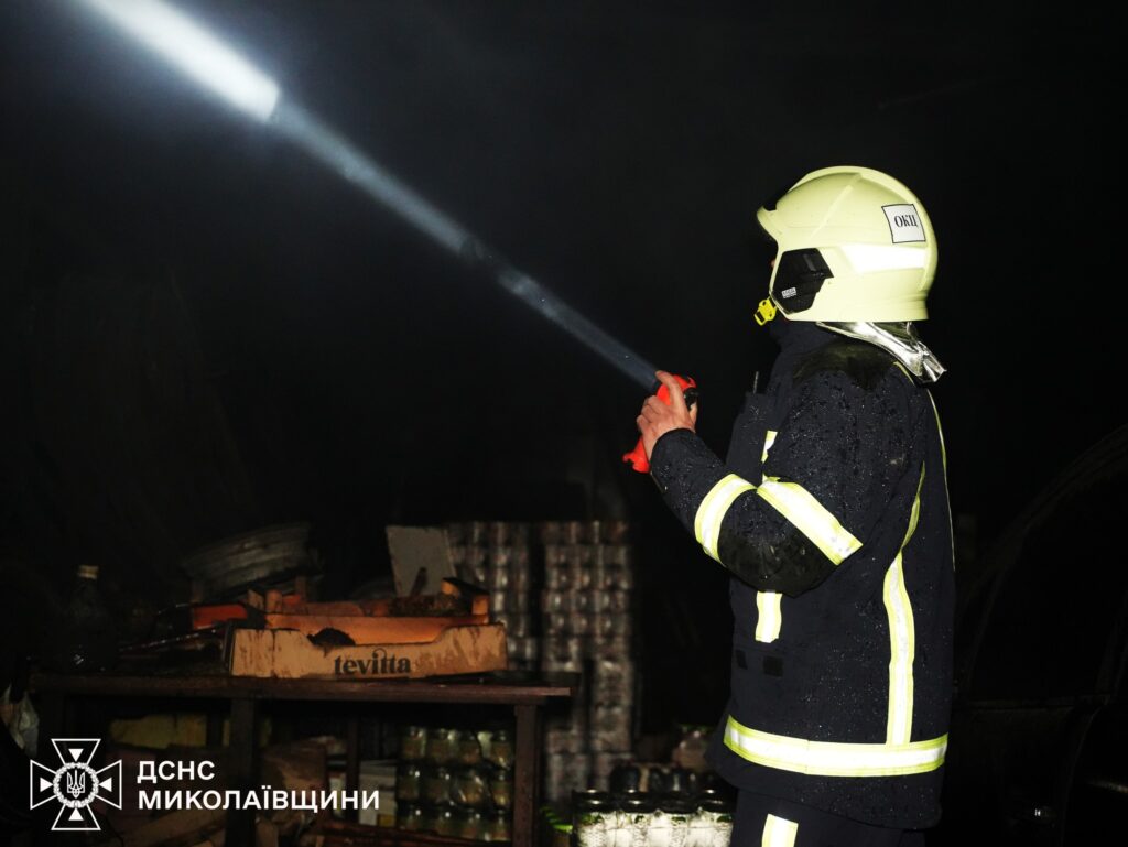 У Миколаєві горів склад з продукцією, а в Арбузинці - ВАЗ-2101 (ФОТО, ВІДЕО) 5 У Миколаєві горів склад з продукцією, а в Арбузинці - ВАЗ-2101 (ФОТО, ВІДЕО) 4