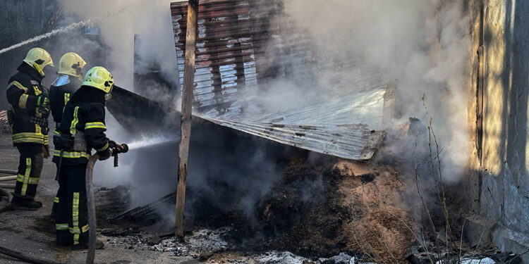 У Миколаєві зранку горіла прибудова до складського приміщення (ФОТО)