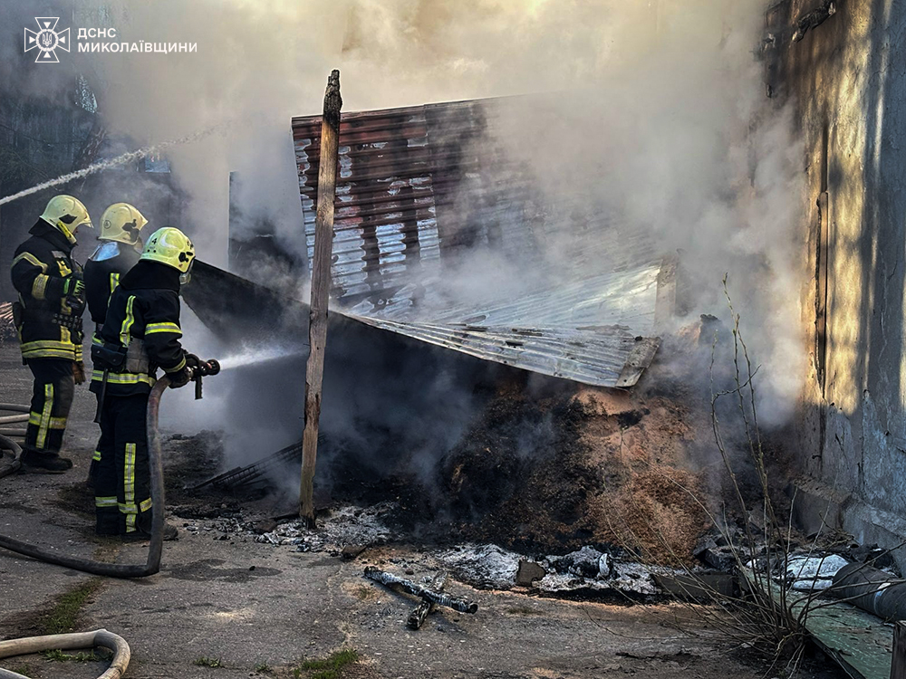 У Миколаєві зранку горіла прибудова до складського приміщення (ФОТО) 5 У Миколаєві зранку горіла прибудова до складського приміщення (ФОТО) 4