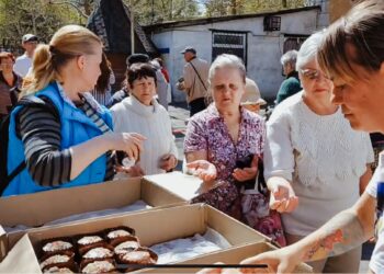 На Великдень у Миколаєві сотні мешканців отримали святкові обіди та паски від проєкту Food Train (ФОТО)