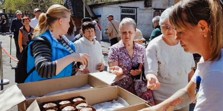 На Великдень у Миколаєві сотні мешканців отримали святкові обіди та паски від проєкту Food Train (ФОТО)