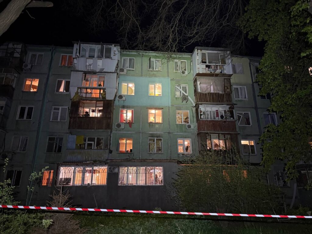 В Одесі внаслідок масованої дронової атаки 3 постраждалих, пошкоджена цивільна інфраструктура (ФОТО, ВІДЕО) 5 В Одесі внаслідок масованої дронової атаки 3 постраждалих, пошкоджена цивільна інфраструктура (ФОТО, ВІДЕО) 4