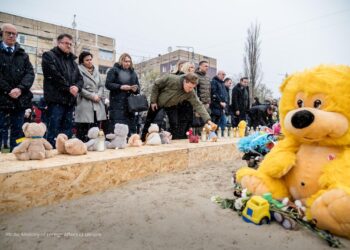 Представники 32 дипмісій в Україні відвідали місце вбивства росією дітей у Кривому Розі (ФОТО)
