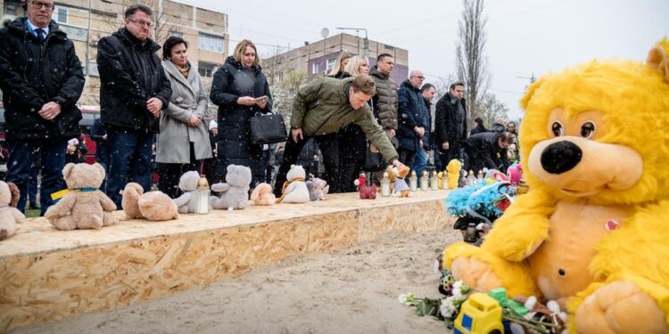 Представники 32 дипмісій в Україні відвідали місце вбивства росією дітей у Кривому Розі (ФОТО)