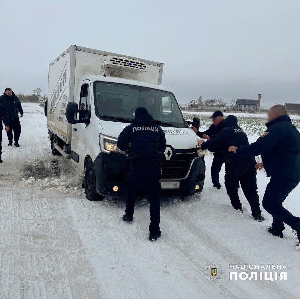 Миколаївська поліція допомагає витягати авто із снігу, в ОВА визнають, що найгірше - на Криворізькому напрямі (ФОТО) 9 Миколаївська поліція допомагає витягати авто із снігу, в ОВА визнають, що найгірше - на Криворізькому напрямі (ФОТО) 8