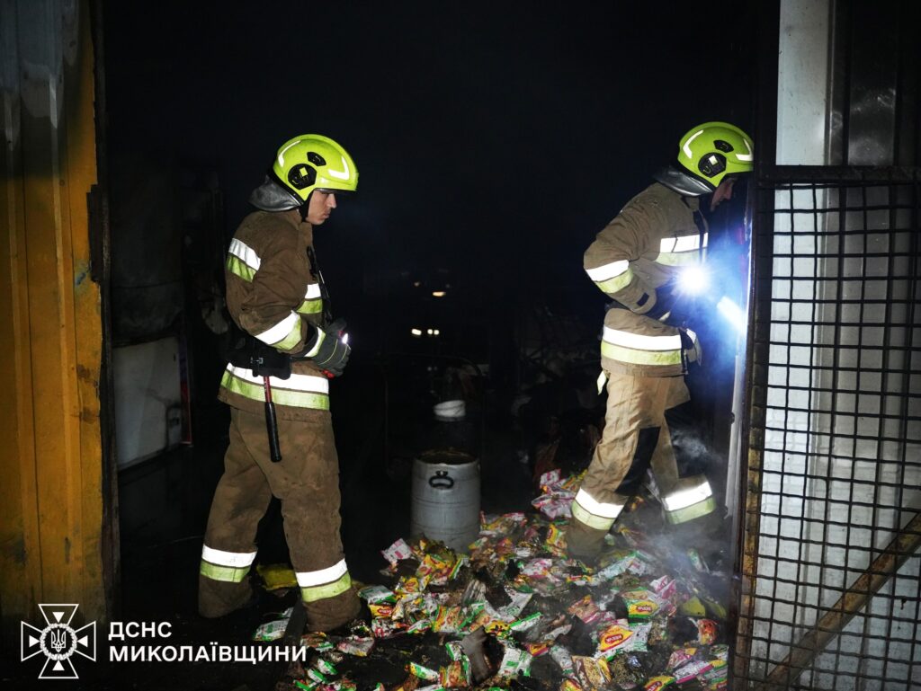 У Миколаєві горів склад з продукцією, а в Арбузинці - ВАЗ-2101 (ФОТО, ВІДЕО) 7 У Миколаєві горів склад з продукцією, а в Арбузинці - ВАЗ-2101 (ФОТО, ВІДЕО) 6