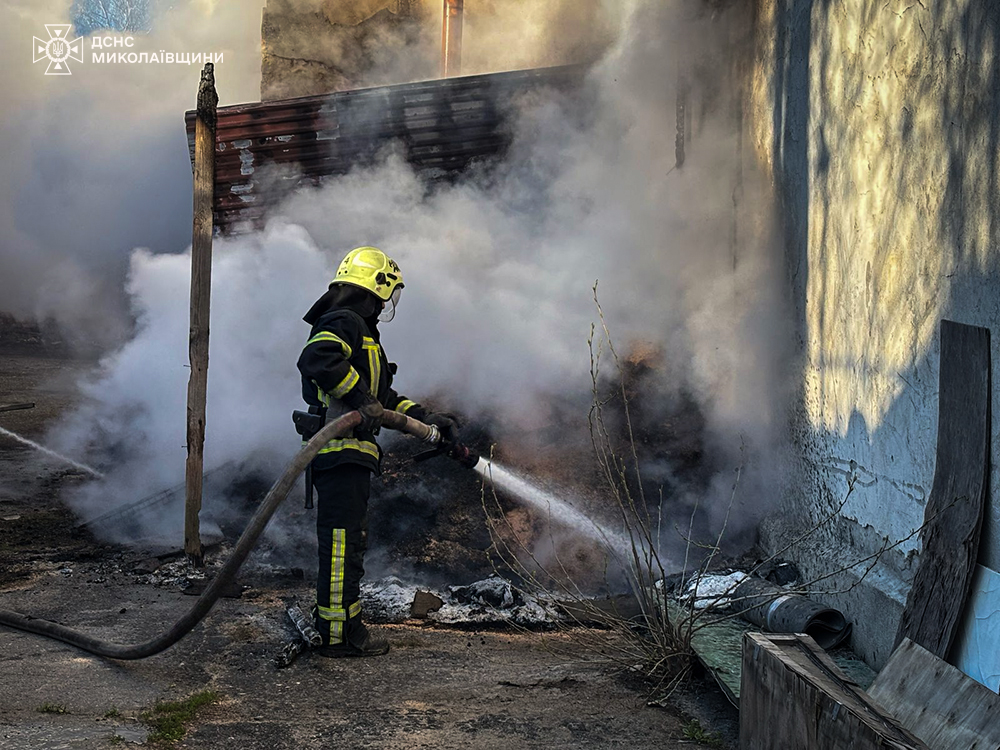 У Миколаєві зранку горіла прибудова до складського приміщення (ФОТО) 7 У Миколаєві зранку горіла прибудова до складського приміщення (ФОТО) 6