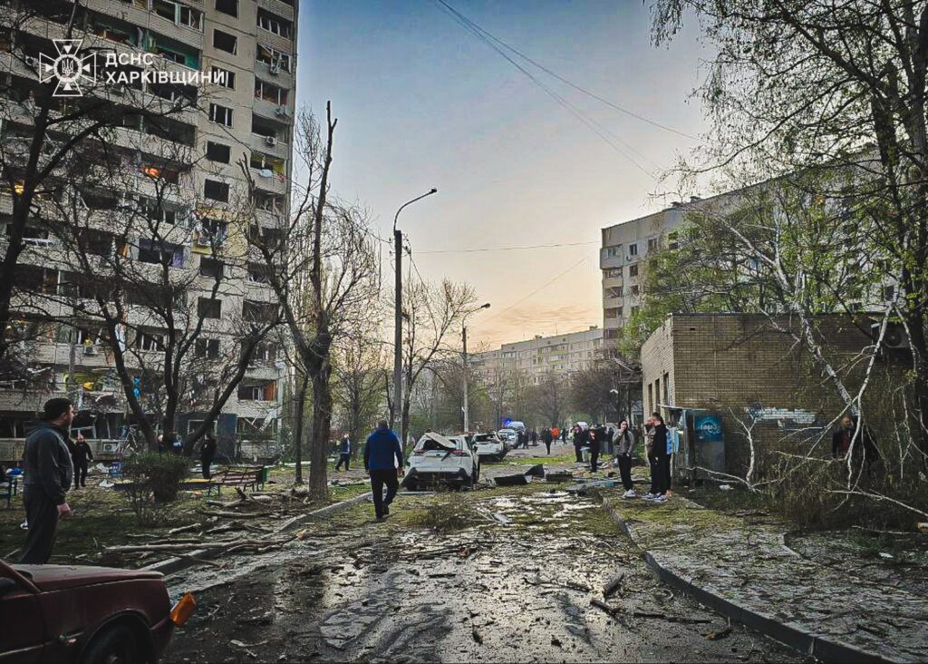 Рятувальники ліквідовують наслідки ранкового удару по Харкову. Одна людина загинула, 57 постраждало, зокрема 5 дітей (ФОТО, ВІДЕО) 25