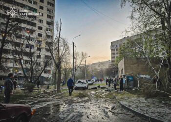 Рятувальники ліквідовують наслідки ранкового удару по Харкову. Одна людина загинула, 57 постраждало, зокрема 5 дітей (ФОТО, ВІДЕО)