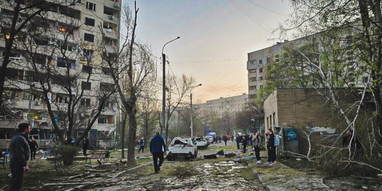 Рятувальники ліквідовують наслідки ранкового удару по Харкову. Одна людина загинула, 57 постраждало, зокрема 5 дітей (ФОТО, ВІДЕО)