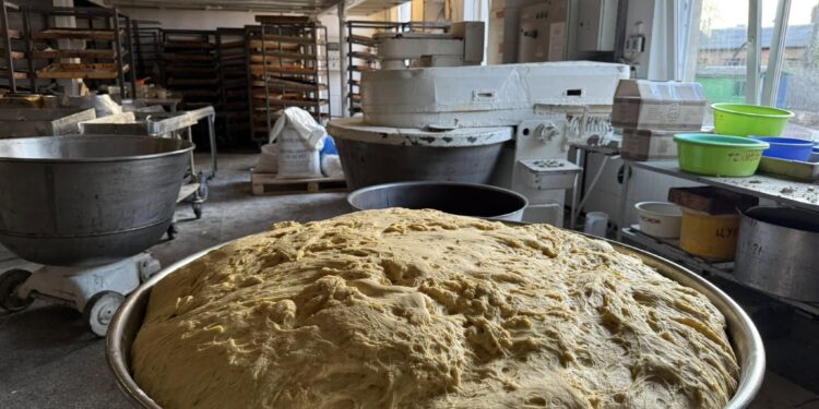 Росіяни вдарили по цеху у Сумах, де випікались паски, – одна людина загинула, одна постраждала (ФОТО)