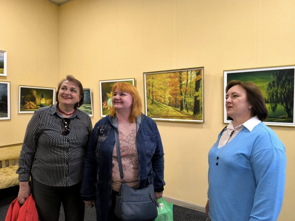 Нова виставка. Миколаївцям представили кольоровий світ Віктора Хізниченка (ФОТО) 9 Нова виставка. Миколаївцям представили кольоровий світ Віктора Хізниченка (ФОТО) 8