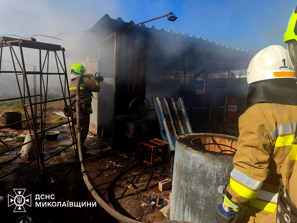 Минулої доби на Миколаївщині рятувальники 16 виїжджали на гасіння пожеж (ФОТО) 5 Минулої доби на Миколаївщині рятувальники 16 виїжджали на гасіння пожеж (ФОТО) 4