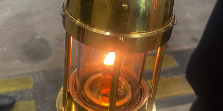 До України прибув Благодатний вогонь (ФОТО)