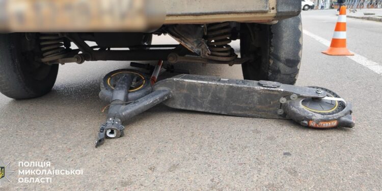 У Миколаєві неповнолітній на самокаті потрапив у ДТП із ВАЗ2121 (ФОТО)