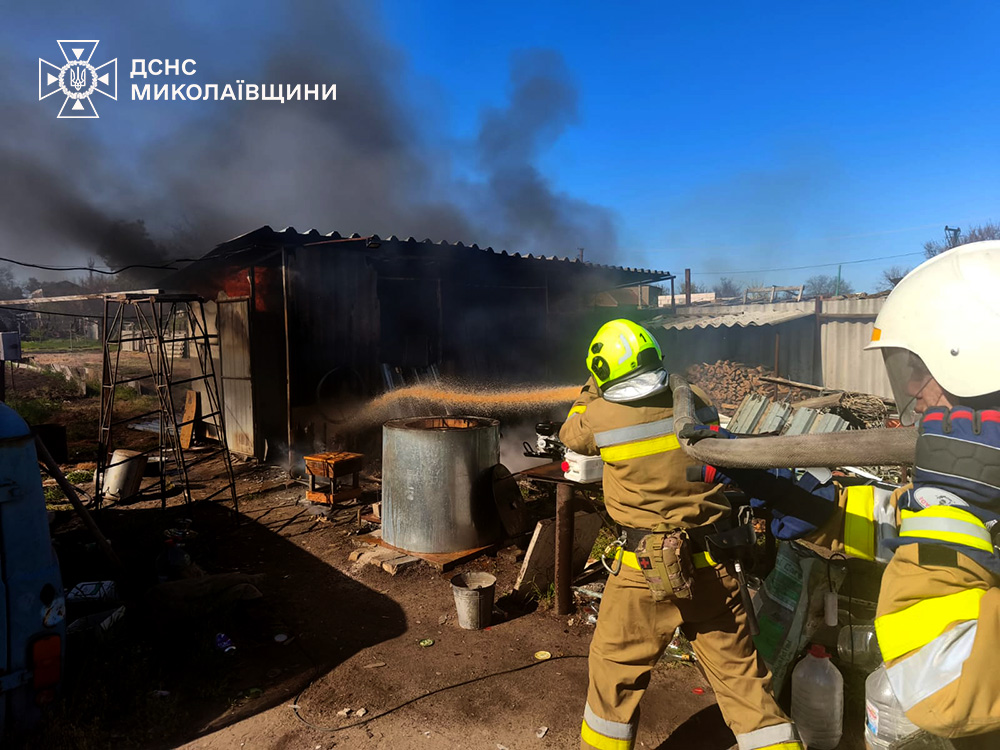 Минулої доби на Миколаївщині рятувальники 16 виїжджали на гасіння пожеж (ФОТО) 9 Минулої доби на Миколаївщині рятувальники 16 виїжджали на гасіння пожеж (ФОТО) 8