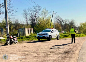 На Миколаївщині п’яний мотоцикліст потрапив у ДТП, а його пасажир потрапив до лікарні