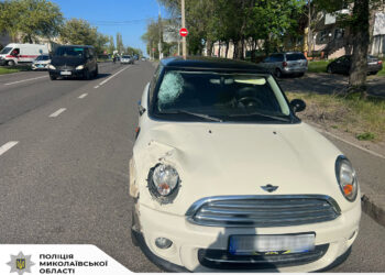 У Миколаєві Mini Cooper збив 73-річну жінку, вона померла у кареті швидкої допомоги