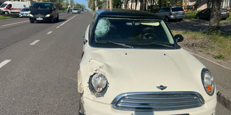 У Миколаєві Mini Cooper збив 73-річну жінку, вона померла у кареті швидкої допомоги