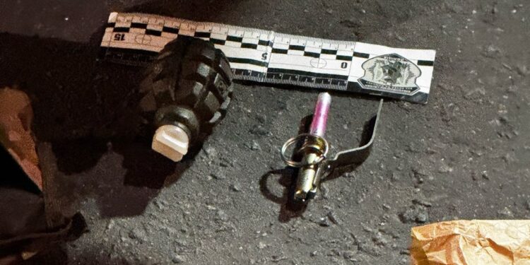 У Миколаєві поліція затримала порушника комендантської години. Із собою він носив ручну гранату (ФОТО)