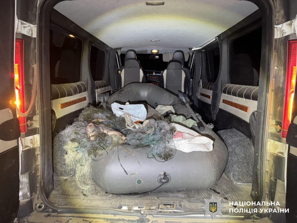 На Миколаївщині затримали ще двох браконьєрів, які сітками виловили 60 рибин (ФОТО) 9 На Миколаївщині затримали ще двох браконьєрів, які сітками виловили 60 рибин (ФОТО) 8