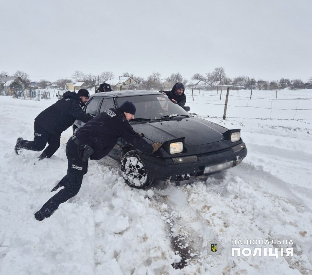 Миколаївська поліція допомагає витягати авто із снігу, в ОВА визнають, що найгірше - на Криворізькому напрямі (ФОТО) 11 Миколаївська поліція допомагає витягати авто із снігу, в ОВА визнають, що найгірше - на Криворізькому напрямі (ФОТО) 10