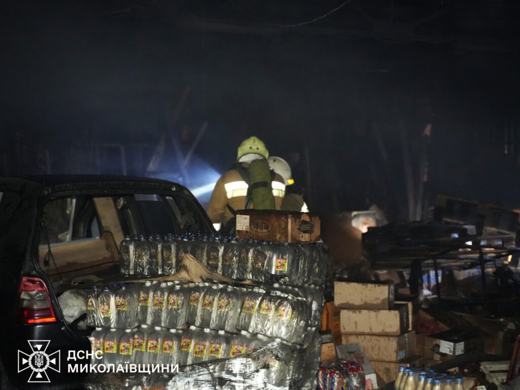 У Миколаєві горів склад з продукцією, а в Арбузинці - ВАЗ-2101 (ФОТО, ВІДЕО) 9 У Миколаєві горів склад з продукцією, а в Арбузинці - ВАЗ-2101 (ФОТО, ВІДЕО) 8