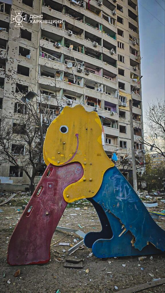 Рятувальники ліквідовують наслідки ранкового удару по Харкову. Одна людина загинула, 57 постраждало, зокрема 5 дітей (ФОТО, ВІДЕО) 7