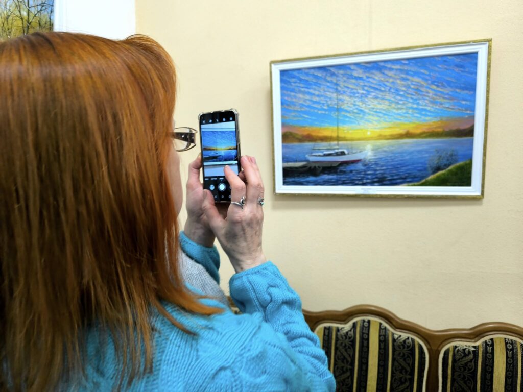Нова виставка. Миколаївцям представили кольоровий світ Віктора Хізниченка (ФОТО) 11 Нова виставка. Миколаївцям представили кольоровий світ Віктора Хізниченка (ФОТО) 10