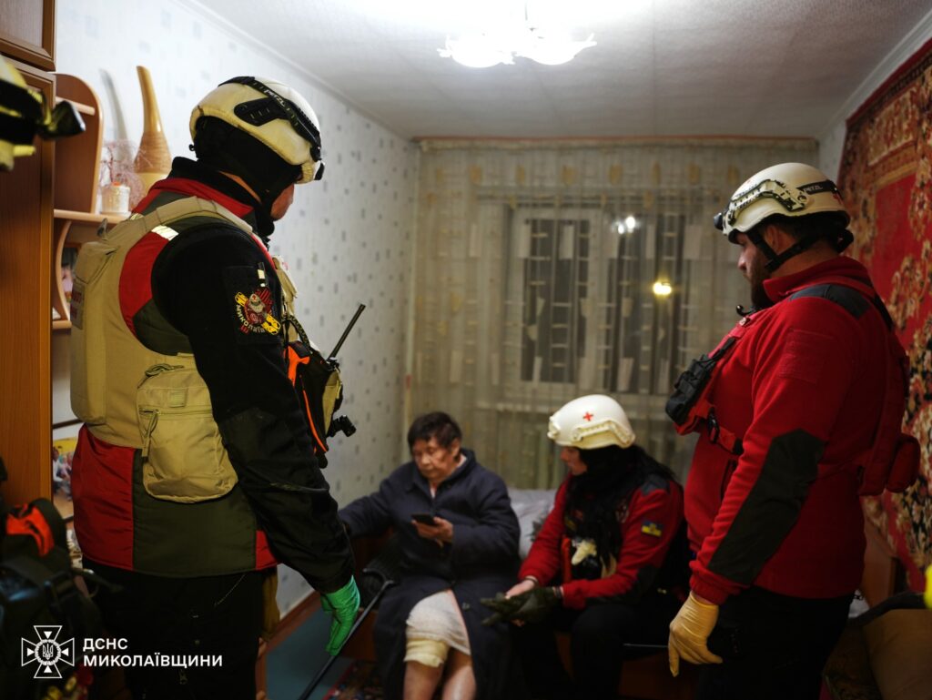 Рятувальники показали, як ліквідовували наслідки дронової атаки на Миколаїв (ФОТО, ВІДЕО) 13 Рятувальники показали, як ліквідовували наслідки дронової атаки на Миколаїв (ФОТО, ВІДЕО) 12