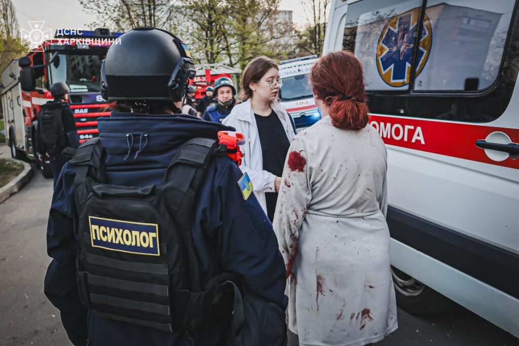 Рятувальники ліквідовують наслідки ранкового удару по Харкову. Одна людина загинула, 57 постраждало, зокрема 5 дітей (ФОТО, ВІДЕО) 9