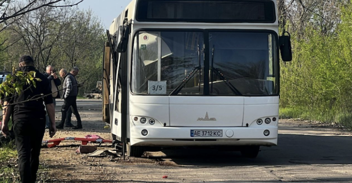 Росія атакувала дроном автобус з працівниками підприємства у Марганці. Загинули 9 людей, ще 30 поранені (ФОТО)