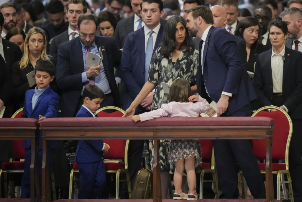 Венс з сім'єю відвідав Ватикан після критики політики Трампа (ФОТО) 5 Венс з сім'єю відвідав Ватикан після критики політики Трампа (ФОТО) 4