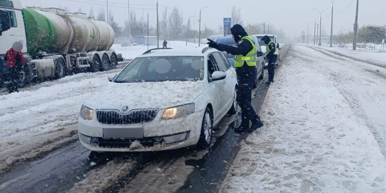 Миколаївська поліція допомагає витягати авто із снігу, в ОВА визнають, що найгірше – на Криворізькому напрямі (ФОТО)