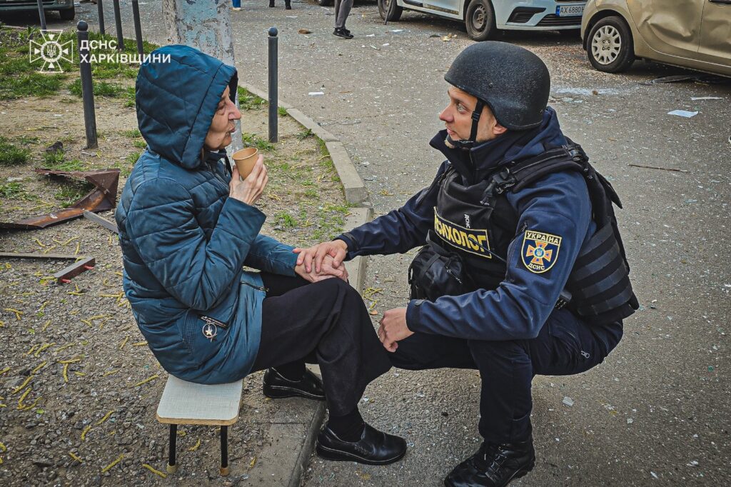 Рятувальники ліквідовують наслідки ранкового удару по Харкову. Одна людина загинула, 57 постраждало, зокрема 5 дітей (ФОТО, ВІДЕО) 11