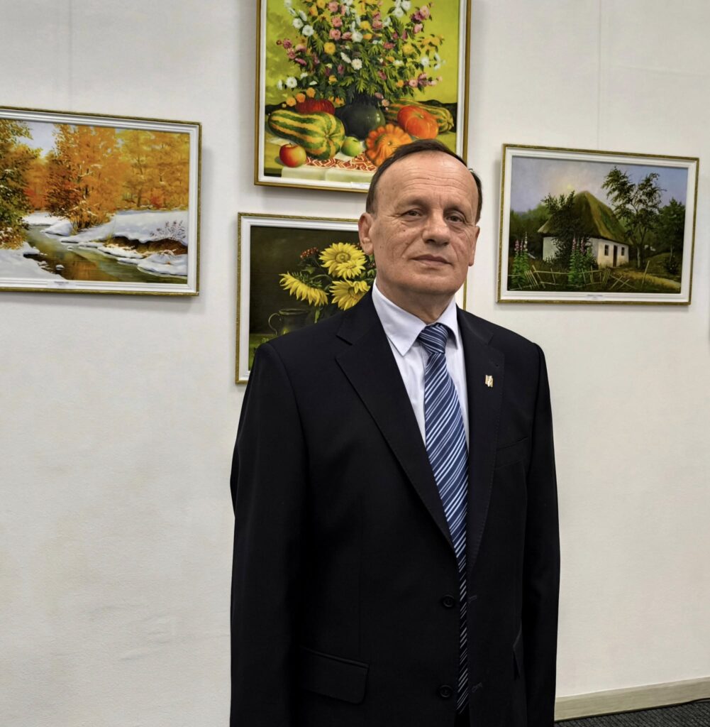 Нова виставка. Миколаївцям представили кольоровий світ Віктора Хізниченка (ФОТО) 15 Нова виставка. Миколаївцям представили кольоровий світ Віктора Хізниченка (ФОТО) 14