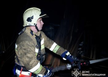 У Миколаєві горів склад з продукцією, а в Арбузинці – ВАЗ-2101 (ФОТО, ВІДЕО)