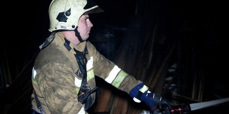 У Миколаєві горів склад з продукцією, а в Арбузинці – ВАЗ-2101 (ФОТО, ВІДЕО)