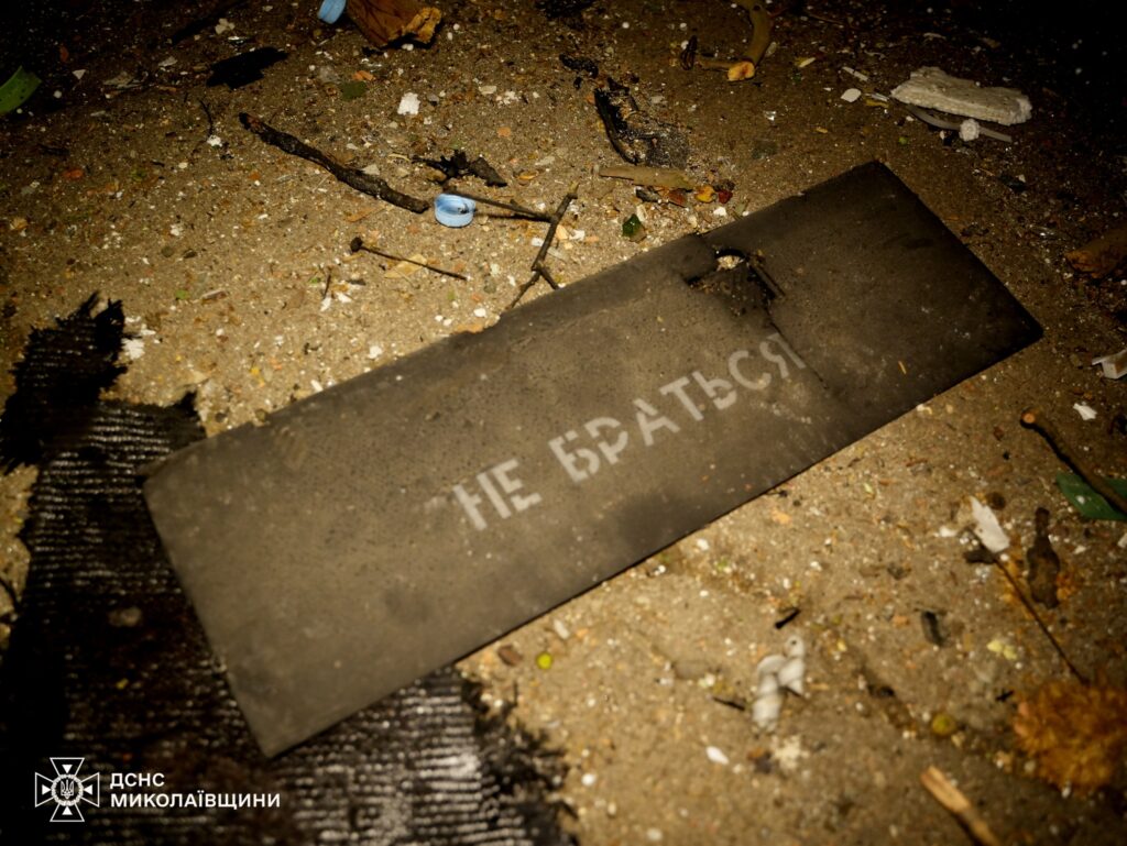 Рятувальники показали, як ліквідовували наслідки дронової атаки на Миколаїв (ФОТО, ВІДЕО) 17 Рятувальники показали, як ліквідовували наслідки дронової атаки на Миколаїв (ФОТО, ВІДЕО) 16
